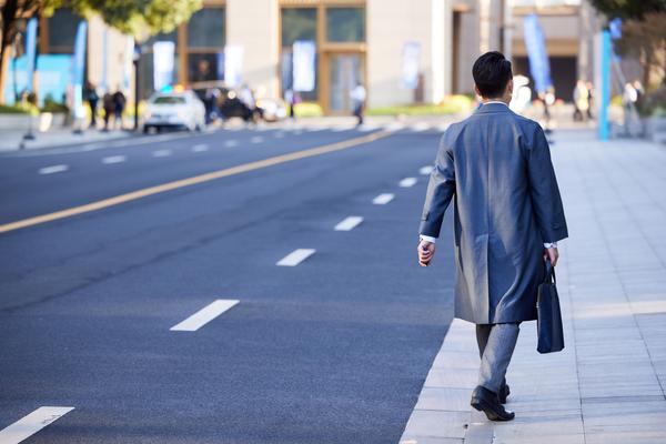马路施工安全事故：惊心动魄的瞬间 图1