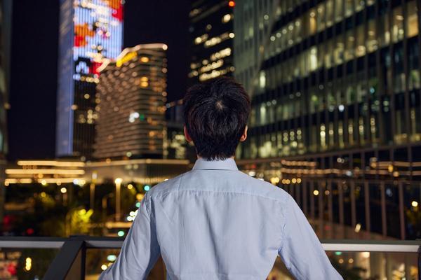 夜晚施工噪音扰民引发居民不满，相关部门及时处理 图1