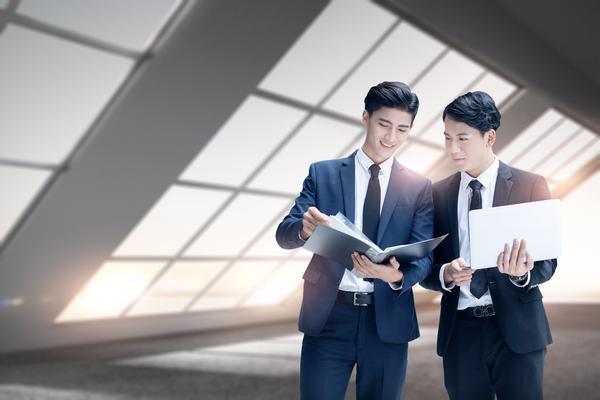 《惊险刺激！高空抛物扔地板砖挑战，你敢来试试吗？》 图1