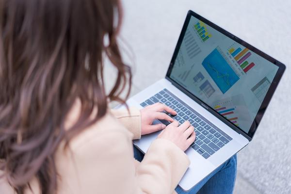 惊险刺激！小女孩在高空抛物，意外惩罚引网友热议图1