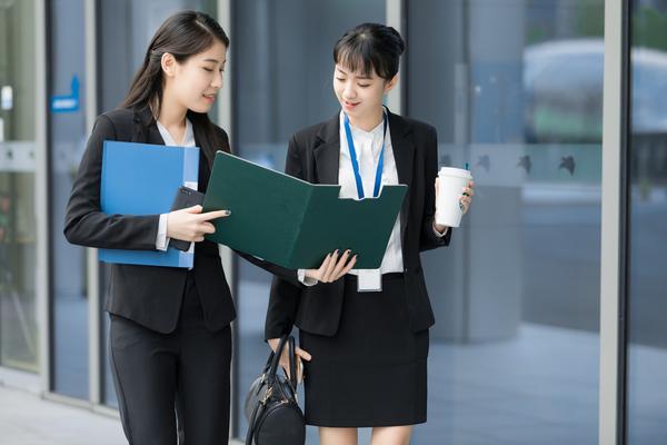 《女子凌晨高空抛物，险些害了他人生命》图1