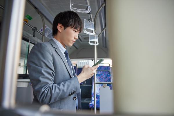 公交车紧急避险撞死一人，悲剧背后引人深思：安全驾驶的重要性 图1