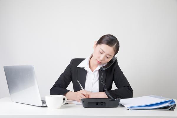 《校园暴力事件揭秘：鸭舌帽女孩成为网络焦点》图1