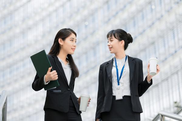 《女孩紧急避险记：勇敢面对危机的勇敢女孩》图1