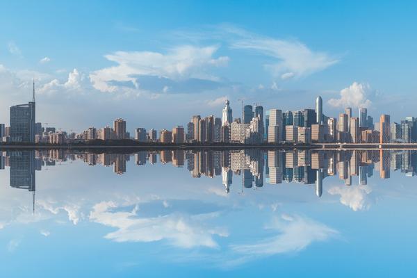 《30层高空抛物惊魂：如何保障城市安全》图1