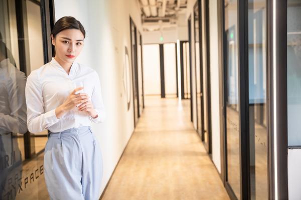 《校园暴力事件揭秘：鸭舌帽女孩成为网络焦点》 图2