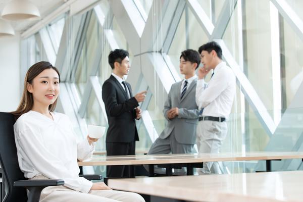 装修团队施工高空抛物砸到人，惊险瞬间让人揪心！ 图2