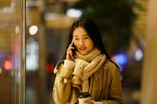 《校园暴力事件再起波澜：倒咖啡年轻女子勇敢站出来》图1