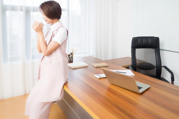 《校园暴力事件震惊社会，女孩道歉父母心痛》 图1