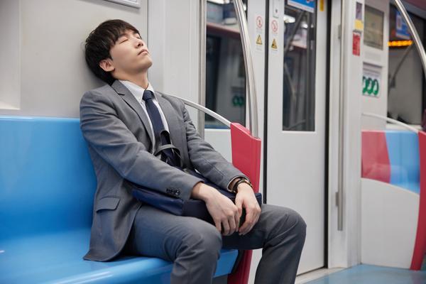 《女子在高空抛物砸上地铁口，险些砸中 commuters！》图1