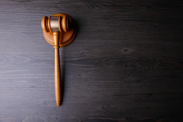 高空抛物差点砸到人，判刑结果令人惊叹！ 图1