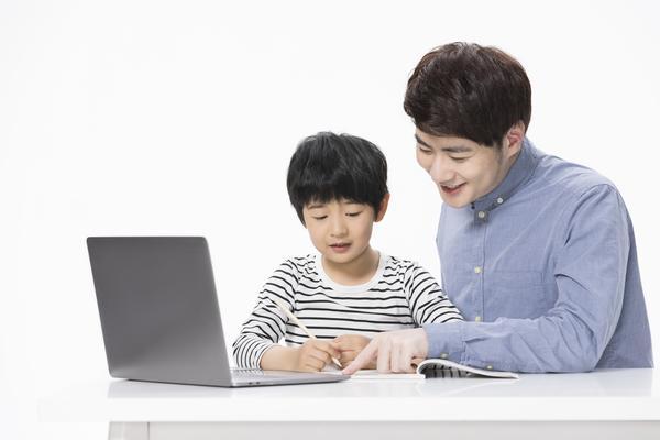《勇敢面对恐惧：四个男孩共同抵制校园暴力》图1
