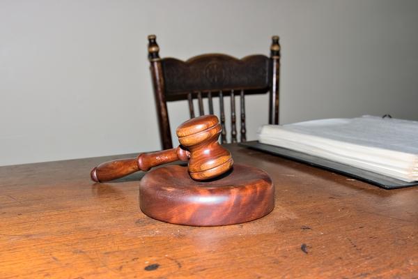 《:高空抛物行为正式入刑,最高可判处有期徒刑一年》图1