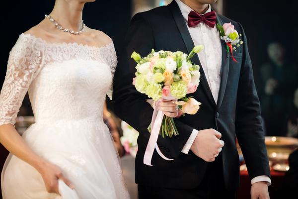 《黄小放盛装出席婚礼，浪漫时刻引网友热议》 图2