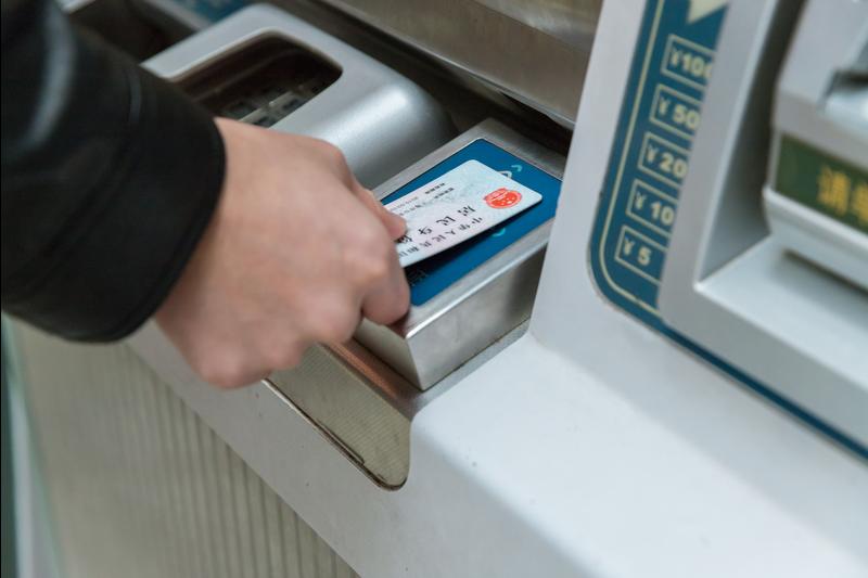 《紧急避险：小伙身份证丢失，竟因偷吃紧急食品引网友热议》图1