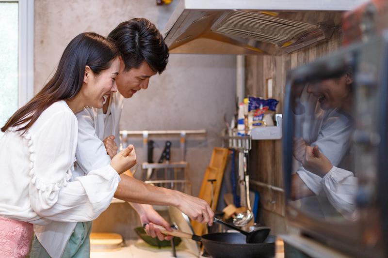 洞房花烛：新婚燕尔闹洞房的热闹瞬间 图2