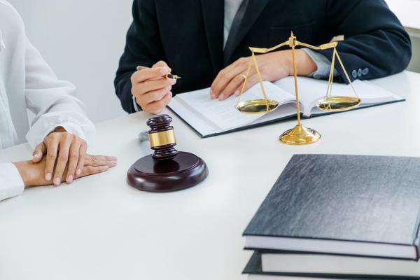 滑雪场对王强摔伤事件应承担安全保障责任