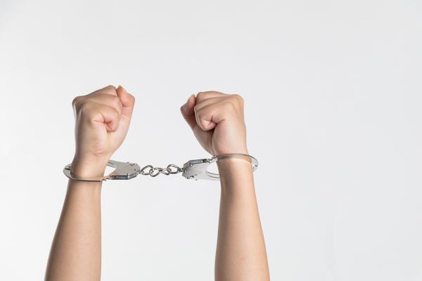 遇到校园暴力不加制止犯法吗？图1
