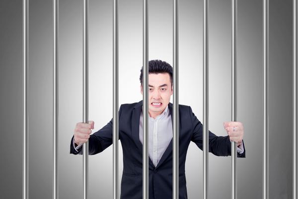 不是故意的高空抛物犯法吗 图1