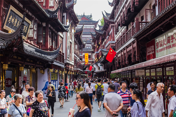 《景区拍照引发争议：游客侵犯他人肖像权？》 图2